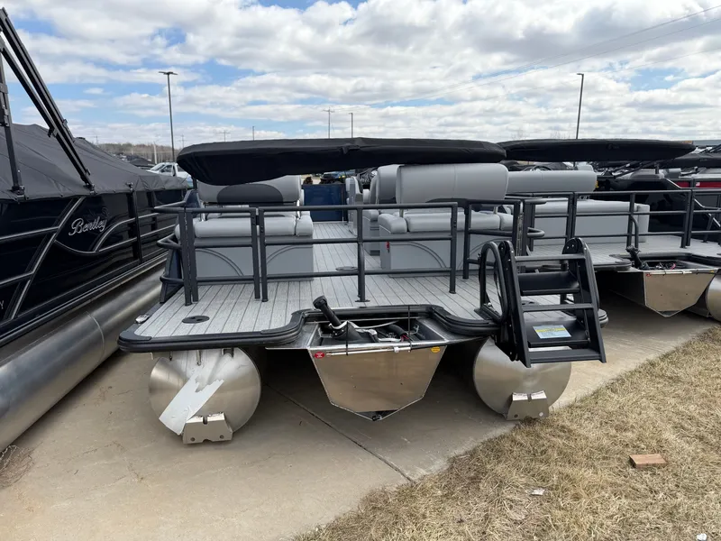 Slide: The Image of Bentley Pontoons LEGACY 220 QSB 2026 - 3