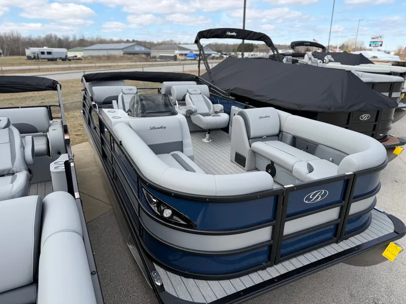 Slide: The Image of Bentley Pontoons LEGACY 220 QSB 2026 - 4