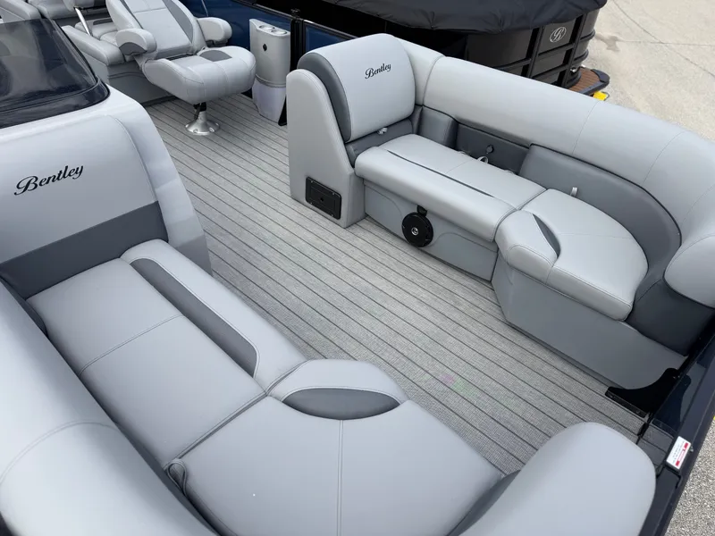 Slide: The Image of Bentley Pontoons LEGACY 220 QSB 2026 - 5