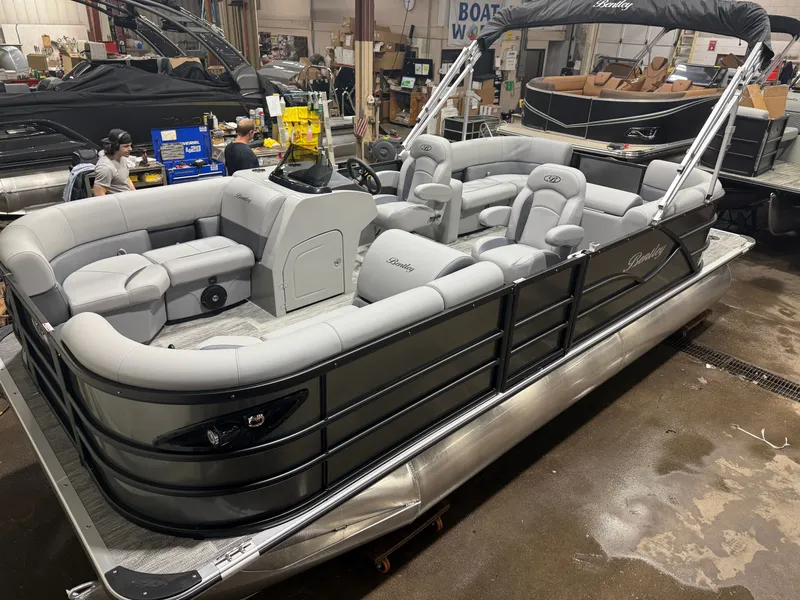 The Image of Bentley Pontoons Legacy 220 Navigator Quad Lounge & Honda 4-Stroke EFI 2026 - 1