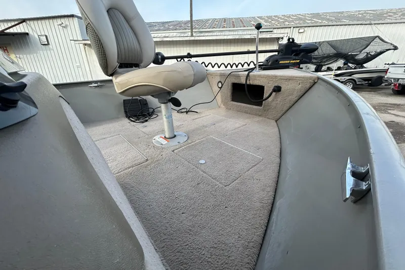 Slide: The Image of 2003 Lund 1650 Explorer SS boat interior with seat and trolling motor. - 36