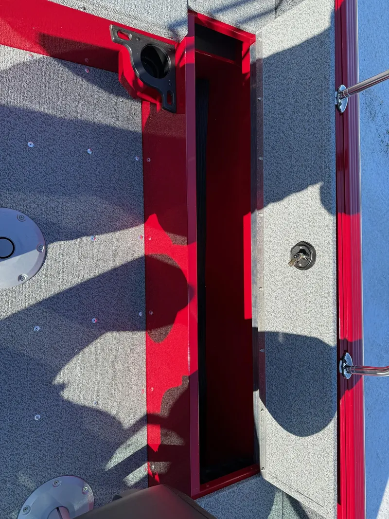 Slide: The Image of Lund 1800 Explorer Sport 2026 - 11