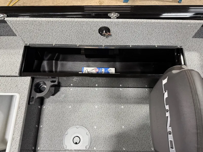 Slide: The Image of Lund 1700 Explorer Sport 2026 - 10