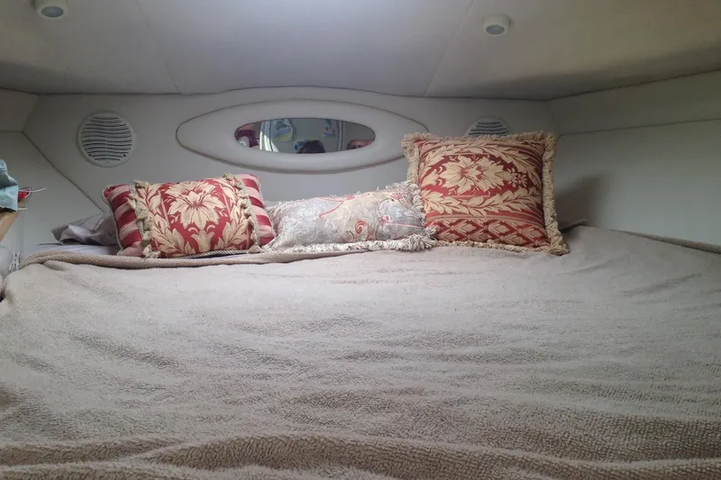 Slide: The Image of Cozy cabin interior of 2000 Maxum 3300 SCR with decorative pillows. - 10