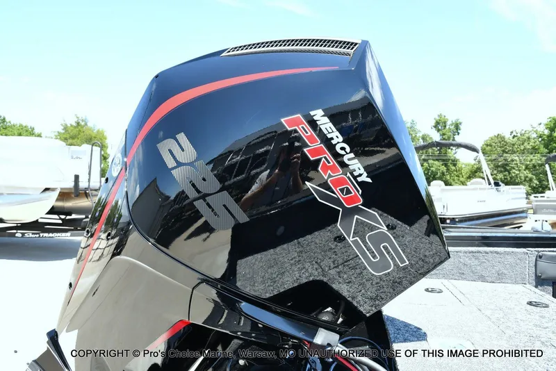 Slide: The Image of Tracker Targa V-19 WT WOVEN FLOORING 2026 - 16