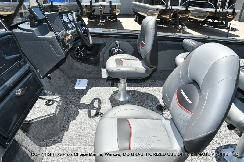 Slide: The Image of Tracker Targa V-19 WT WOVEN FLOORING 2026 - 32