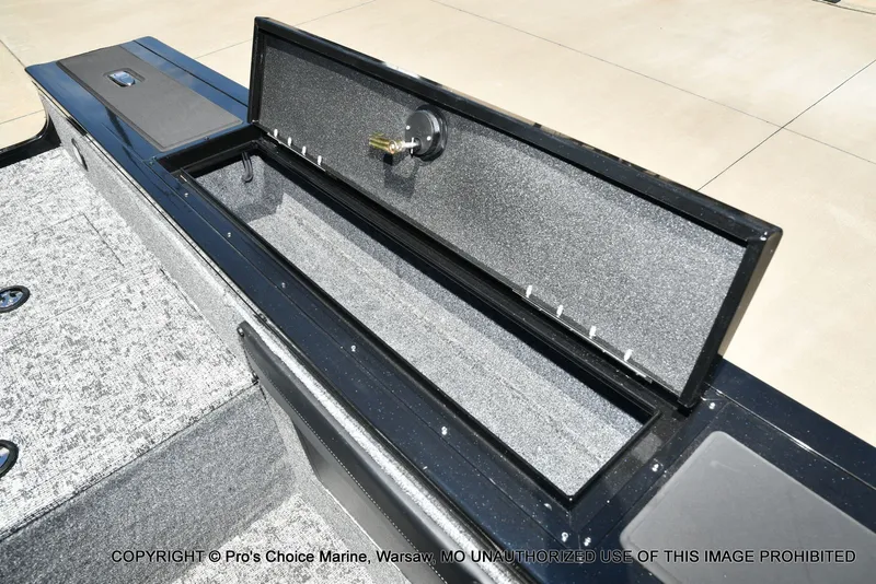 Slide: The Image of Tracker Targa V-19 WT WOVEN FLOORING 2026 - 80