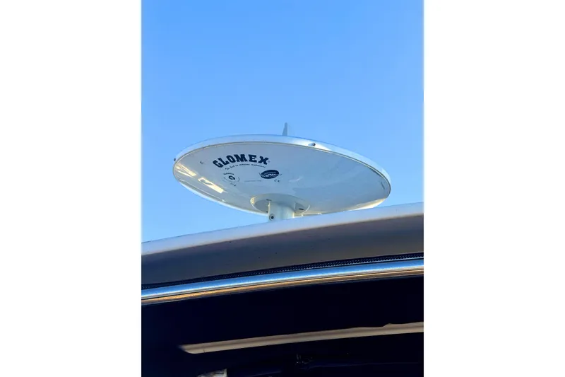 Slide: The Image of Glomex antenna on 2021 Sea Ray Sundancer 350 against clear blue sky. - 45