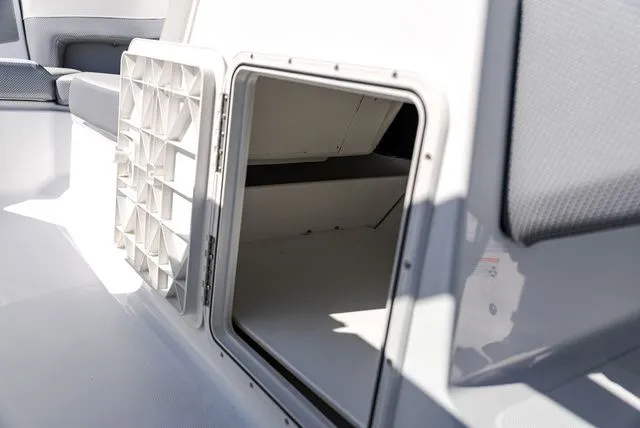 Slide: The Image of Scarab 235 SE 2025 - 25