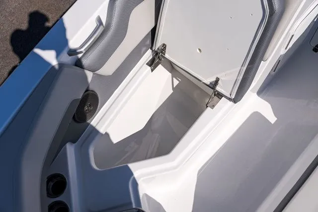 Slide: The Image of Scarab 235 SE 2025 - 30