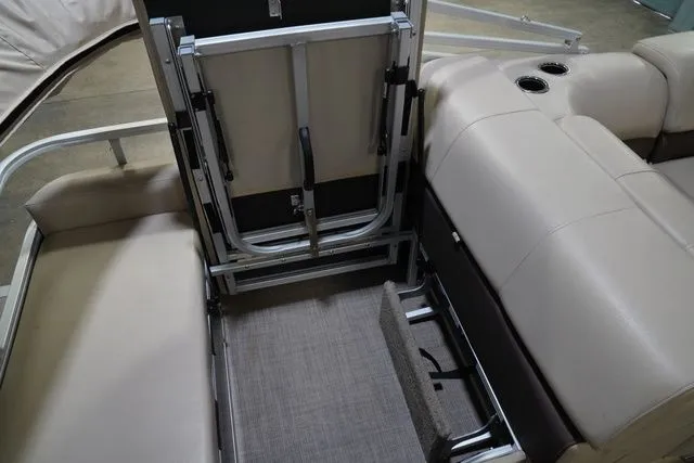 Slide: The Image of Sun Tracker Party Barge 22 XP3 2019 - 17