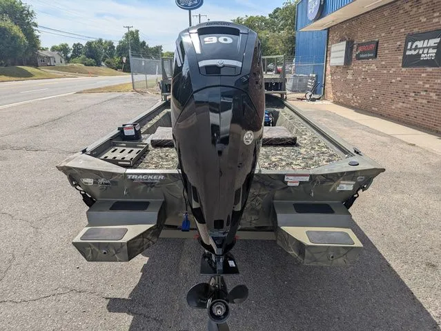 Slide: The Image of Tracker 1860 CC 2016 - 4