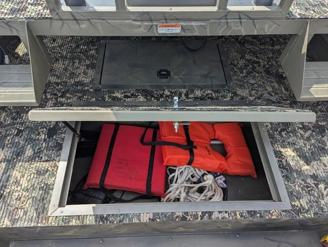 Slide: The Image of Tracker 1860 CC 2016 - 8