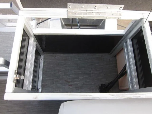 Slide: The Image of Bennington 18 L Series - 188 S 2022 - 15