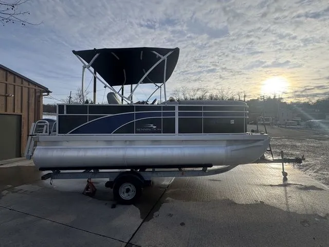 Slide: The Image of Bennington 18 L Series - 188 S 2022 - 19