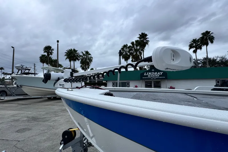 Slide: The Image of 2026 Avid 23 Fusion boat with trolling motor at Lindsay Marine dealership. - 16