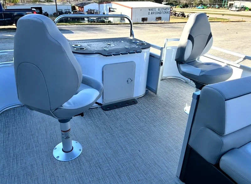 Slide: The Image of Avalon Venture 85 Quad Fish - 21' 2026 - 19