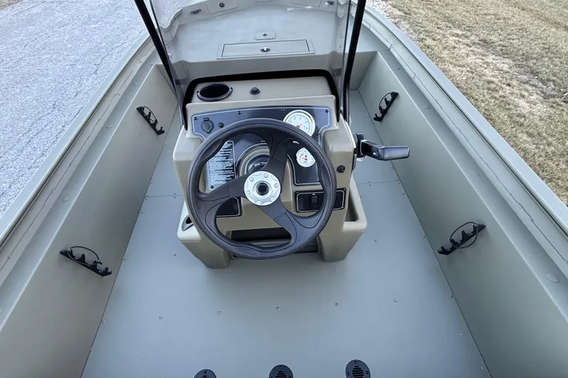 Slide: The Image of Tracker Grizzly 1860 CC 2026 - 60