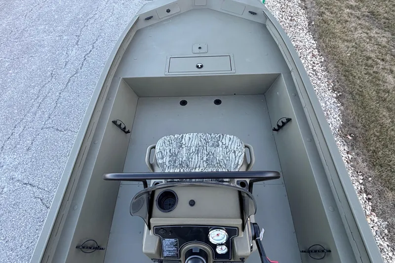 Slide: The Image of Tracker Grizzly 1860 CC 2026 - 61