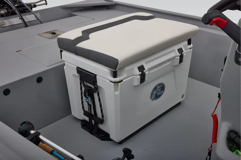 Slide: The Image of Tracker Bass Tracker Classic CC 2026 - 37