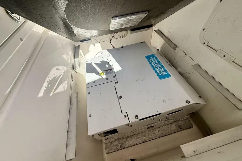 Slide: The Image of 2006 Regulator 29 Forward Seating boat compartment with electronic panel. - 37