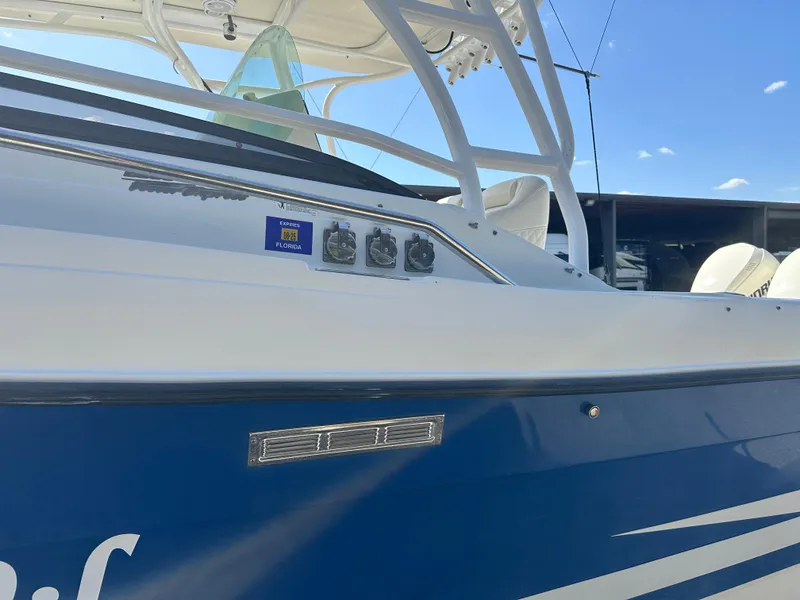 Slide: The Image of 2007 Hydra-Sports Vector 3300 VX boat, blue and white exterior, close-up view. - 7