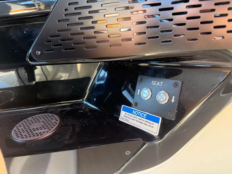 Slide: The Image of Sea Ray SLX 360 Outboard 2026 - 15