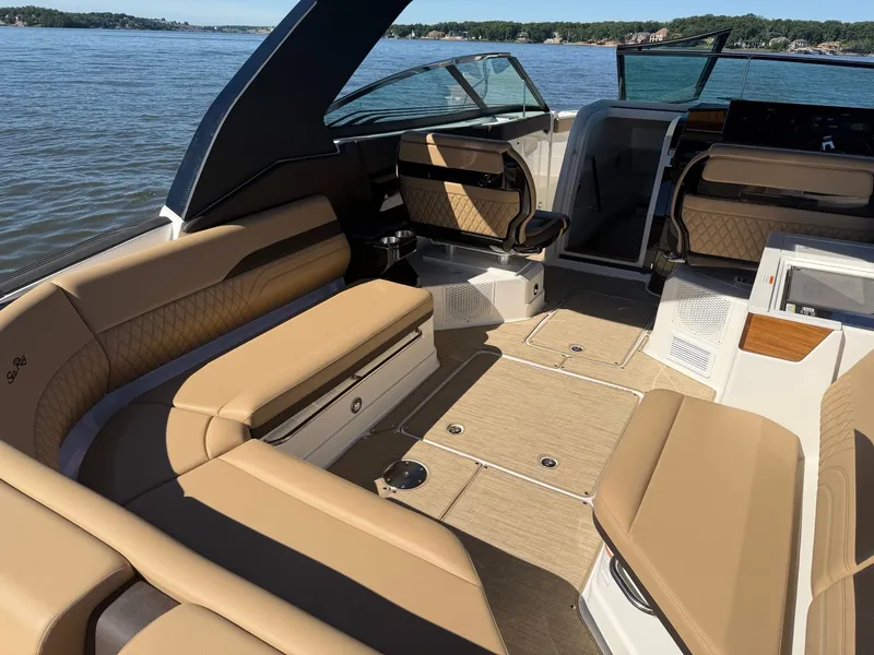 Slide: The Image of Sea Ray SLX 360 Outboard 2026 - 21