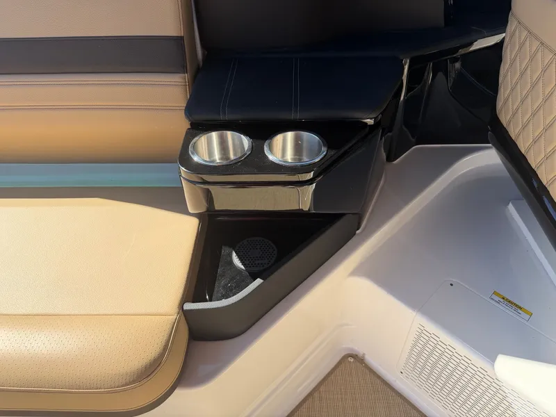 Slide: The Image of Sea Ray SLX 360 Outboard 2026 - 22