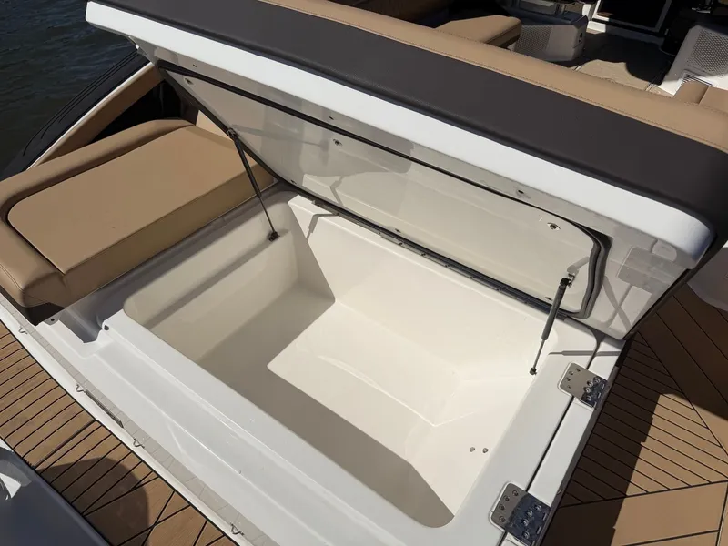 Slide: The Image of Sea Ray SLX 360 Outboard 2026 - 28