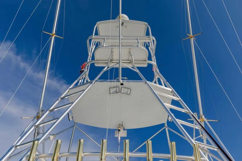 Slide: The Image of 2004 Pursuit 3800 Express boat tower against a clear blue sky. - 21