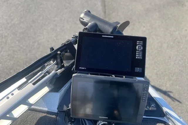 Slide: The Image of 2026 Ranger Z520 boat dashboard with Garmin and Humminbird electronics. - 90