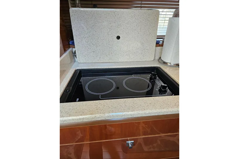 Slide: The Image of 2009 Searay 43 Sundancer yacht kitchen with electric stovetop and countertop. - 17