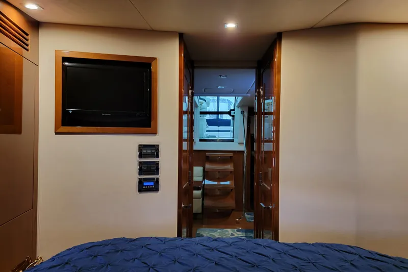 Slide: The Image of Interior of 2009 Searay 43 Sundancer yacht with TV and luxurious furnishings. - 43