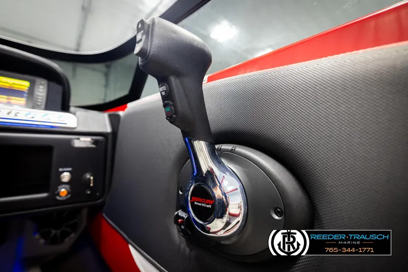 Slide: The Image of Throttle control of 2022 Crownline 220 LPX boat, featuring Mercury SmartCraft technology. - 33