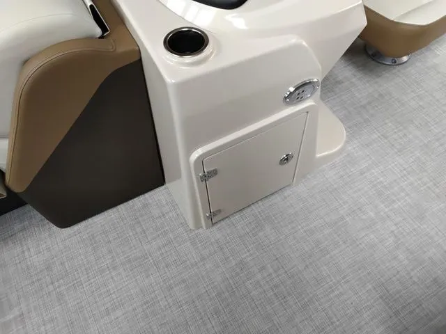 Slide: The Image of Lowe SS210 "L-SHAPE" TL 2026 - 11