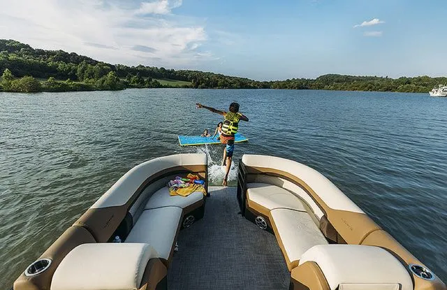 Slide: The Image of Lowe SS210 "L-SHAPE" TL 2026 - 3