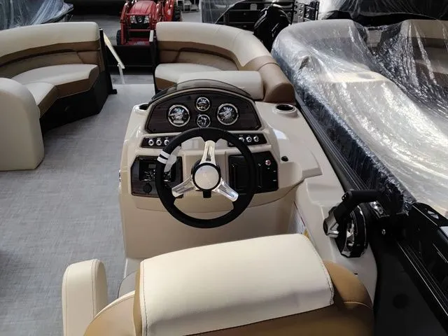 Slide: The Image of Lowe SS210 "L-SHAPE" TL 2026 - 7