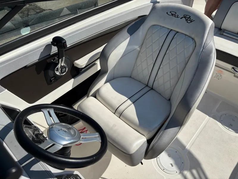 Slide: The Image of Sea Ray SDX 220 2017 - 16