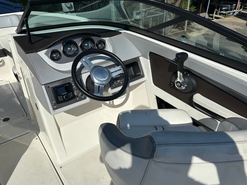 Slide: The Image of Sea Ray SDX 220 2017 - 17