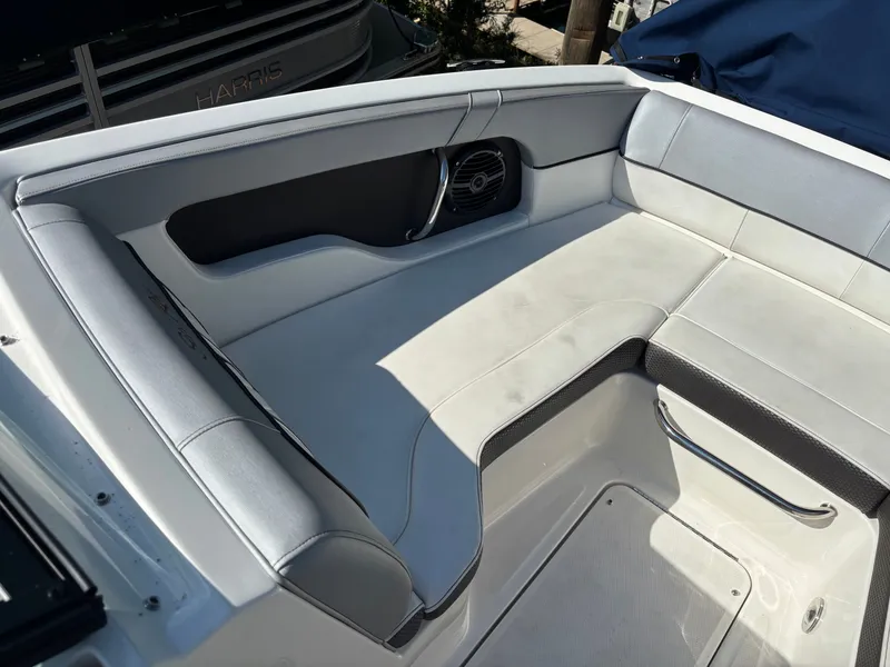 Slide: The Image of Sea Ray SDX 220 2017 - 18