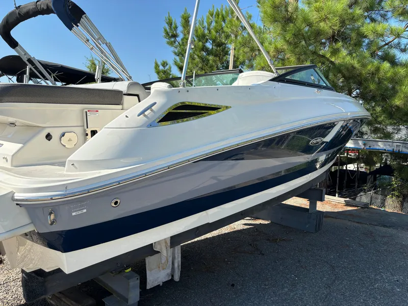 Slide: The Image of Sea Ray SDX 220 2017 - 2