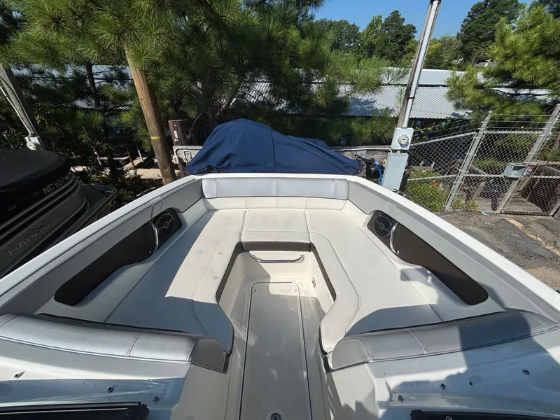 Slide: The Image of Sea Ray SDX 220 2017 - 21