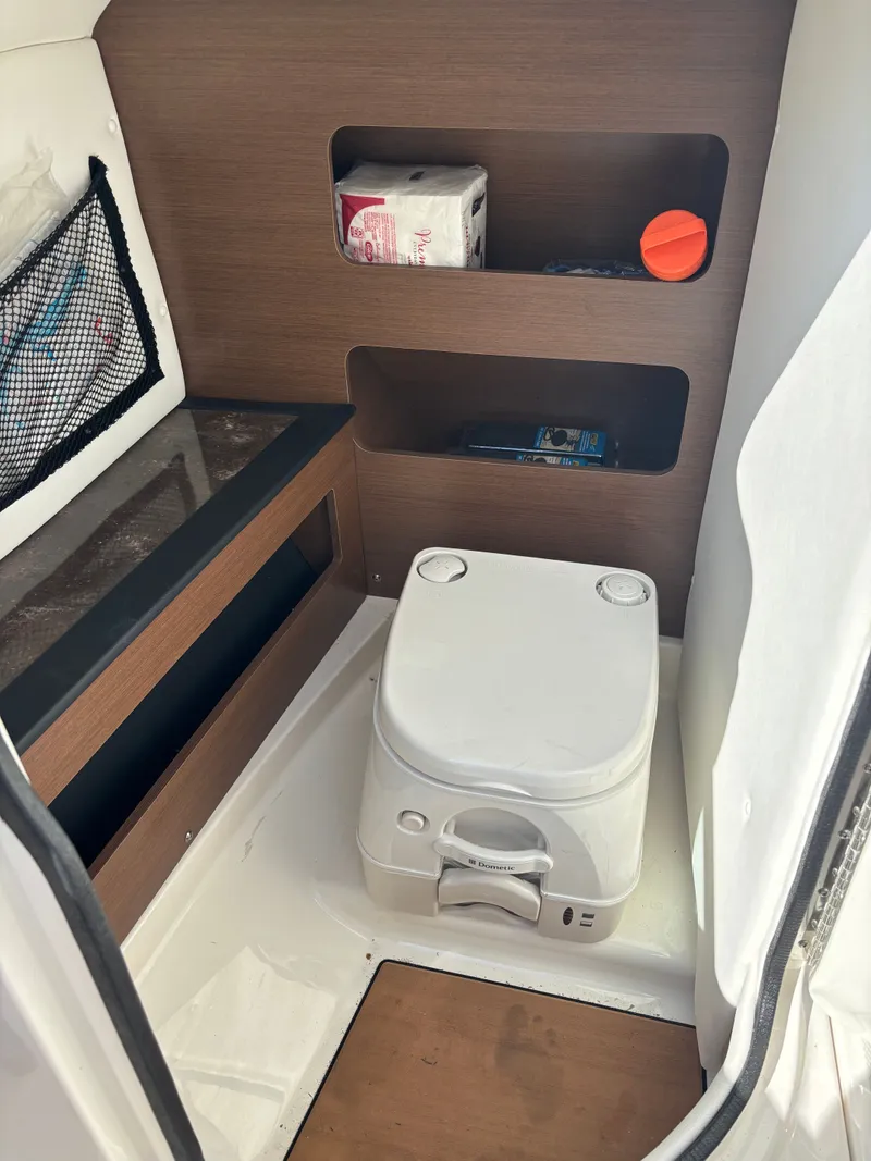 Slide: The Image of Sea Ray SDX 220 2017 - 22