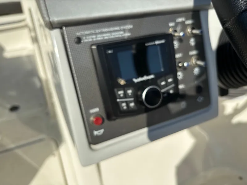 Slide: The Image of Sea Ray SDX 220 2017 - 7