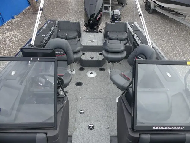 Slide: The Image of Tracker Targa™ V-19 WT 2022 - 16