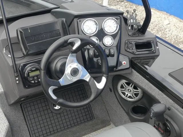 Slide: The Image of Tracker Targa™ V-19 WT 2022 - 18