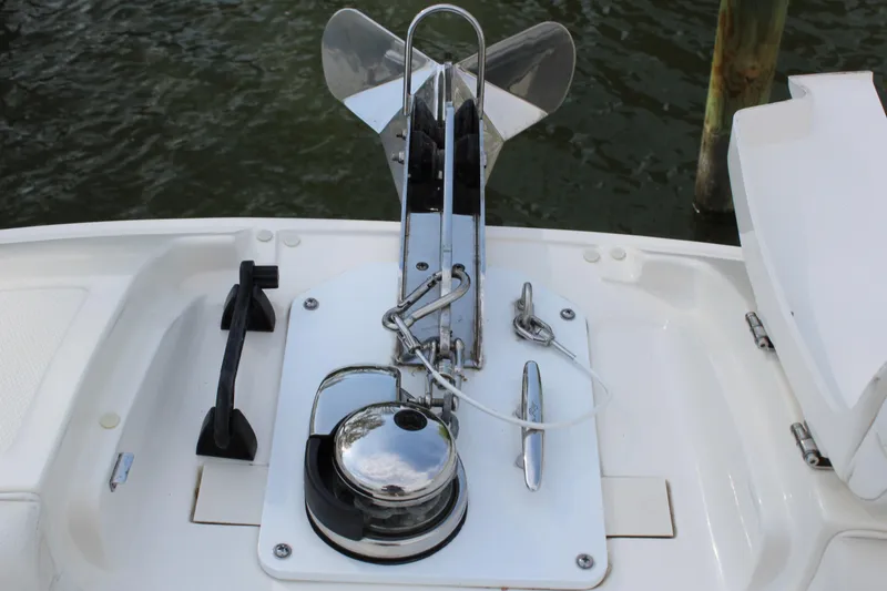Slide: The Image of Anchor windlass on a 2018 Sea Ray SDX 290 Outboard boat. - 45