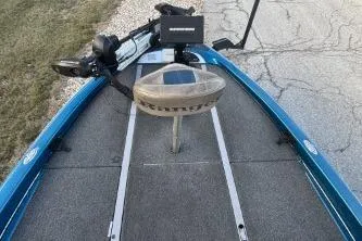 Slide: The Image of 2006 Ranger Z20 boat deck with trolling motor and fishing seat. - 5