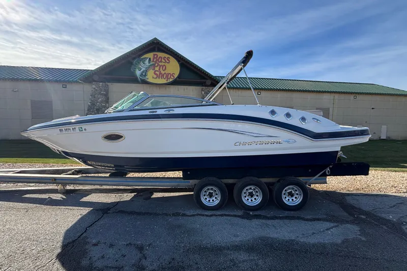 The Image of 2011 Chaparral 246 SSi boat in front of Bass Pro Shops. - 0